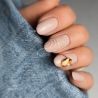 Pose d'ongles en amandes avec le vernis semi permanent Natural nude beige