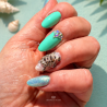 Pose en amandes avec le vernis semi permanent island glow bleu vert pailleté