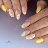 Pose d'ongles en amandes avec le vernis semi permanent Butter jaune pastel