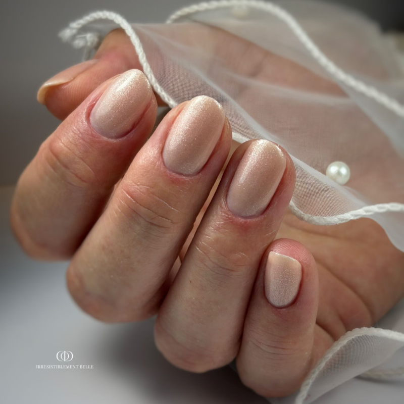 Pose d'ongles ovale avec le VSP Cat Eye Highlighter nude beige rosé