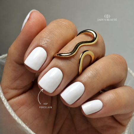 Pose d'ongles ongles courts avec le VSP Porcelain nude blanc rosé