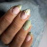 Pose d'ongles en amandes avec le VSP Cat Eye Velvet Touch vert pastel