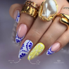 Pose en amandes avec le vernis semi permanent Like That bleu roi