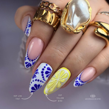 Pose en amandes avec le vernis semi permanent Yellow Bird jaune pastel néon