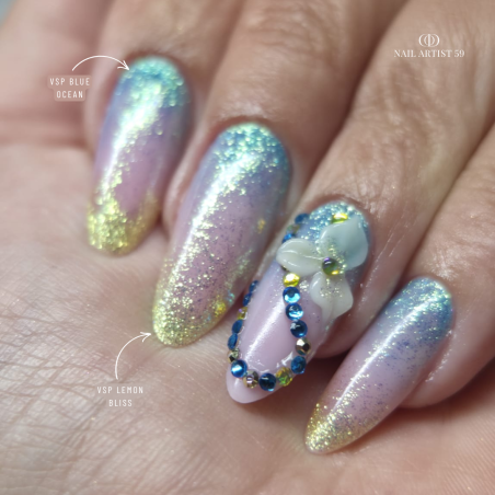 Pose en amandes avec le vernis semi permanent Blue Ocean bleu océan irisé pailleté en cutiglitter