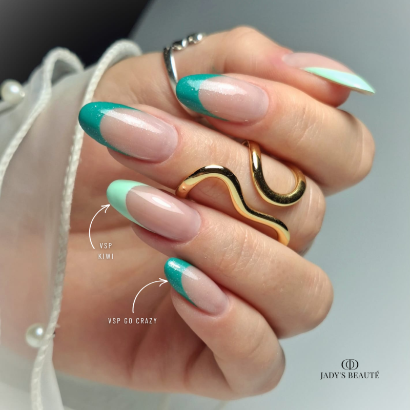 Pose en amandes avec le vernis semi permanent Go Crazy vert menthe