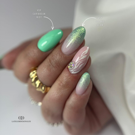 Pose en amandes avec le vernis semi permanent Island Glow vert d'eau irisé pailleté