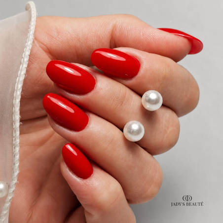 Pose d'ongles en amandes avec le vernis semi permanent Say My Name rouge coquelicot