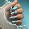 Pose en amandes avec le vernis semi permanent Blue Ocean bleu océan irisé pailleté