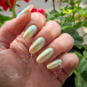 Pose en amandes avec le vernis semi permanent Lemon Bliss jaune irisé pailleté