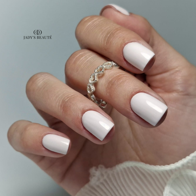 Pose d'ongles ongles courts avec le VSP Porcelain nude blanc rosé