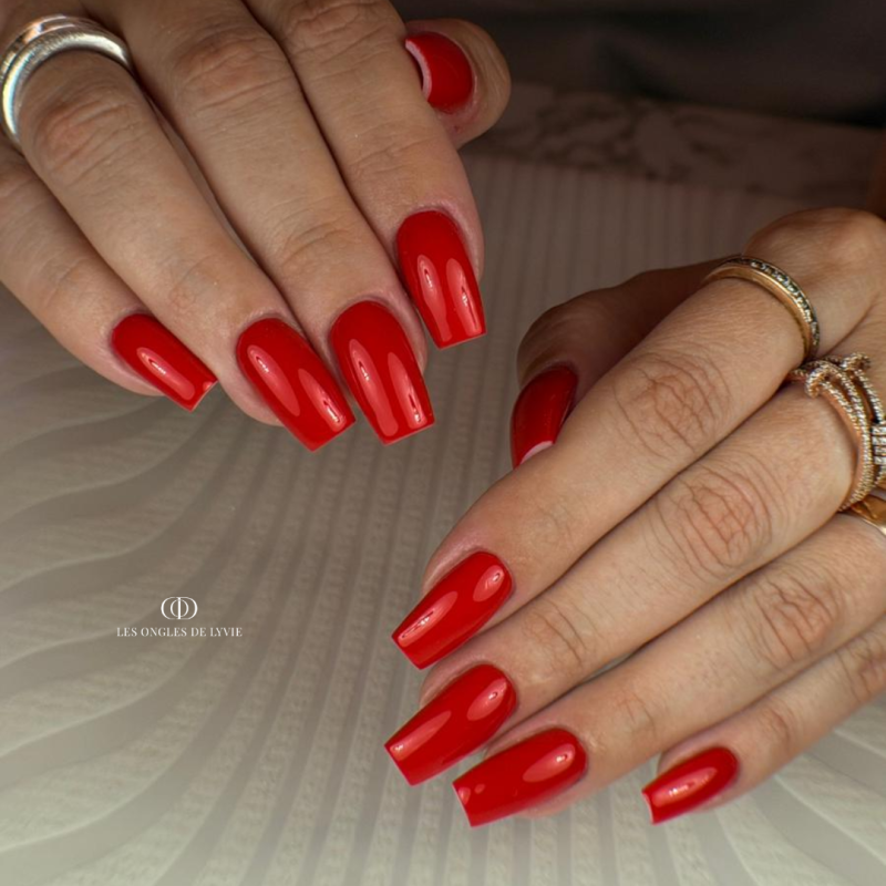 Pose d'ongles carrée avec le vernis semi permanent Say My Name rouge coquelicot