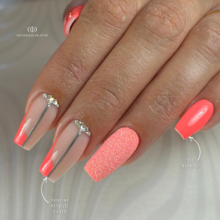 Pose coffin avec le vernis semi permanent Burning néon orange pêche