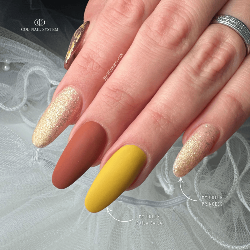 Pose d'ongles en amandes avec le vsp Baila Baila, jaune poussin