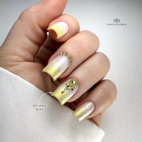 Pose en amandes avec le vernis semi permanent Lemon Bliss jaune irisé pailleté