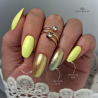 Pose en amandes avec le vernis semi permanent Lemon Bliss jaune irisé pailleté