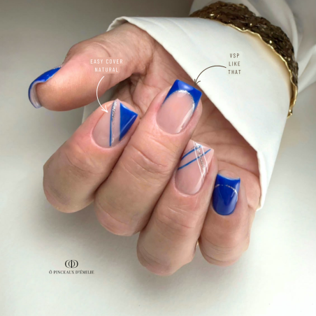 Pose carrée avec le vernis semi permanent Like That bleu roi