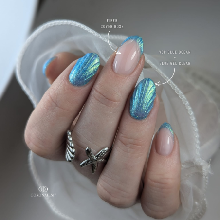 Pose ovale avec le vernis semi permanent Blue Ocean bleu océan irisé pailleté