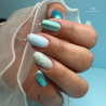 Pose ovale avec le vernis semi permanent Blue Ocean bleu océan irisé pailleté