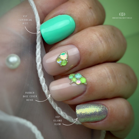 Pose ovale avec le vernis semi permanent Caribbean Mist vert d'eau pastel