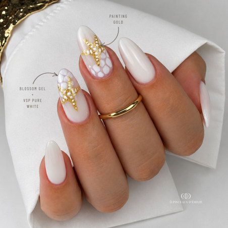 Pose d'ongles en amandes avec le Blossom Gel