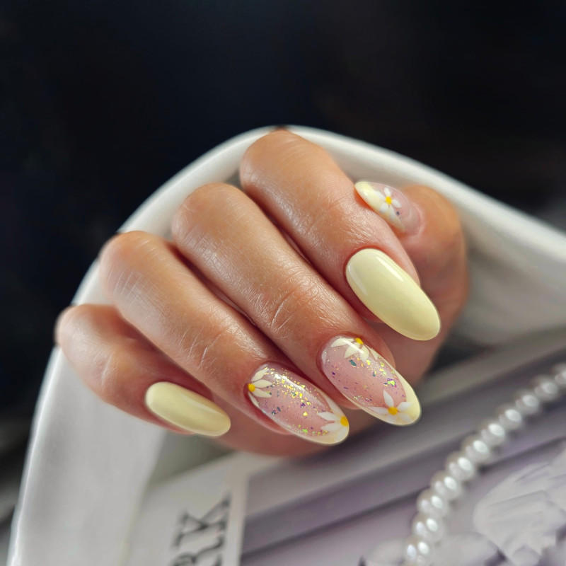 Pose en amandes avec le vernis semi permanent Vanilla, jaune pastel