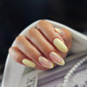 Pose en amandes avec le vernis semi permanent Vanilla, jaune pastel