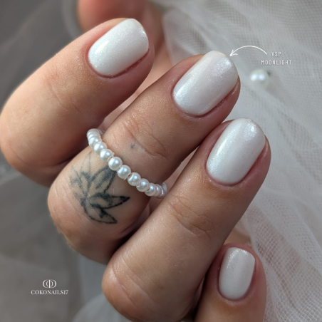 Gainage réalisée avec le vernis semi-permanent Moonlight, blanc laiteux pailleté