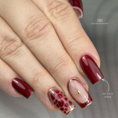 Pose réalisée avec le vernis semi-permanent Speed Demon, bordeaux