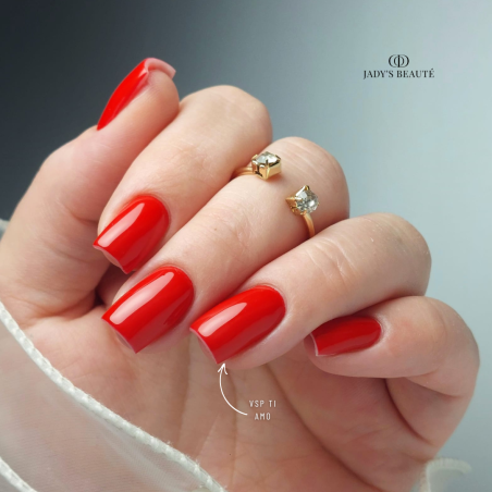 Pose réalisée avec le vernis semi-permanent Ti Amo, rouge intense