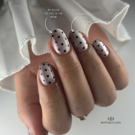 Pose d'ongles ovale avec le vernis semi permanent Cat Eye To The Moon, marron violine clair diamanté