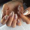 Pose d'ongles ovale avec le vernis semi permanent Cat Eye To The Moon, marron violine clair diamanté