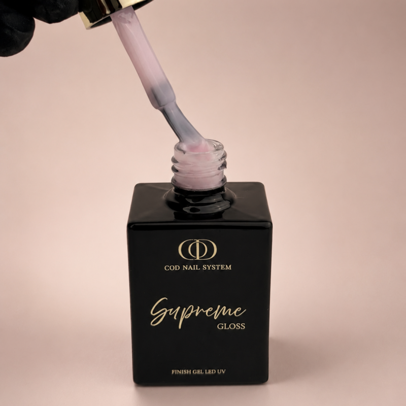 Ouverture du flacon de la finition Supreme Gloss Baby Rose