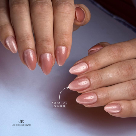 Pose en amandes avec le vernis semi permanent Cat Eye Cashmere