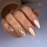 Pose en amandes avec le vernis semi permanent Cat Eye Silky Nude