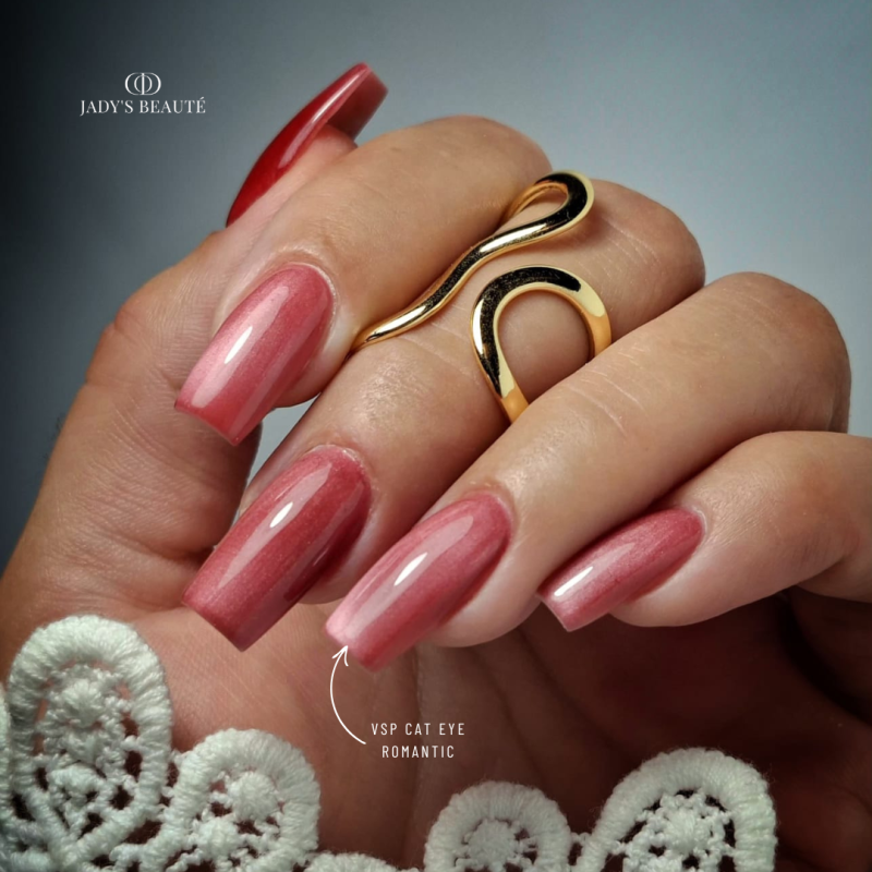 Pose d'ongles avec le vernis semi permanent Cat Eye Romantic