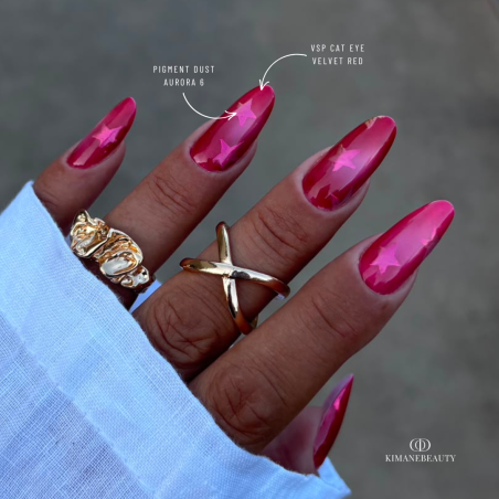 Pose d'ongles avec le vernis semi permanent Cat Eye Cherry Bomb, rouge rosé