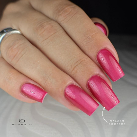 Pose d'ongles avec le vernis semi permanent Cat Eye Cherry Bomb, rouge rosé