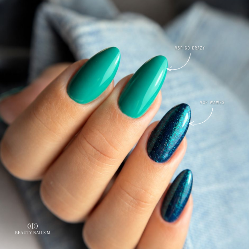 Pose en amandes avec le vernis semi permanent Spirit bleu violet électrique pailleté