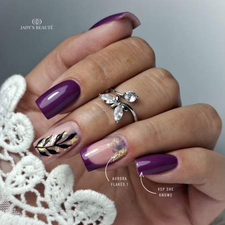 Pose d'ongles avec le vernis semi permanent She Knows