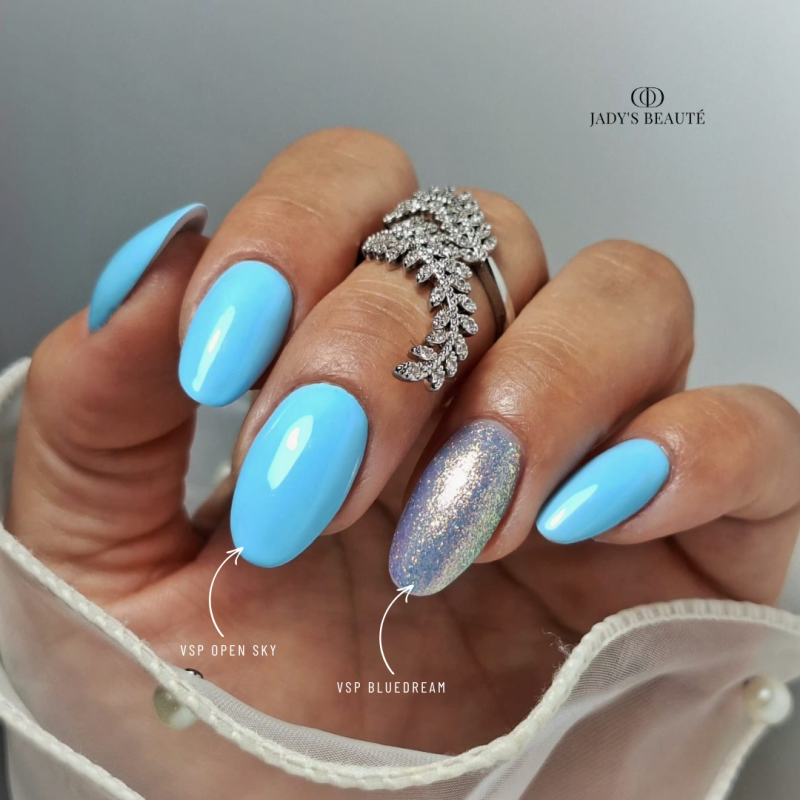Pose d'ongles en amandes avec le vernis semi permanent Open Sky et Bluedream