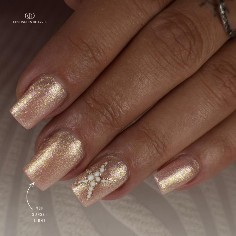 Pose d'ongles avec le vernis semi permanent Sunset Light