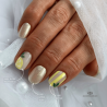 Pose d'ongles avec le vernis semi permanent Lemon Bliss