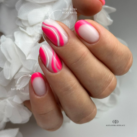 Pose d'ongles avec le vernis semi permanent Day'N'Nite, néon rose
