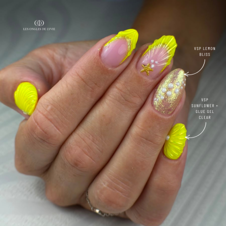 Pose d'ongles avec le vernis semi permanent Sunflower, néon jaune