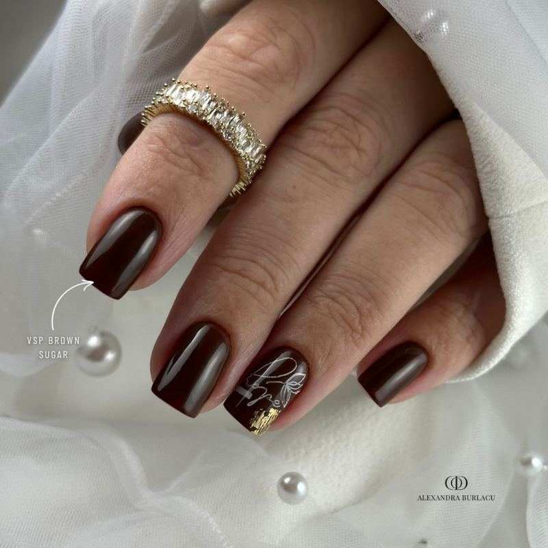 Pose d'ongles avec le vernis semi permanent Brown Sugar, marron chaud