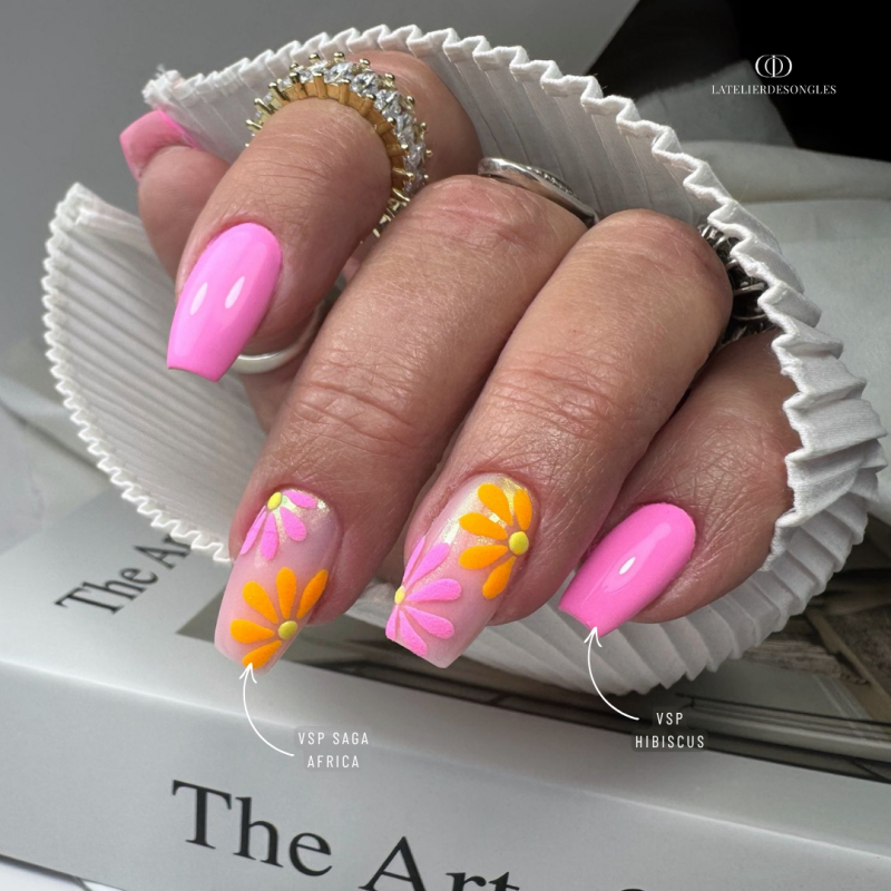 Pose d'ongles avec le vernis semi permanent Hibiscus