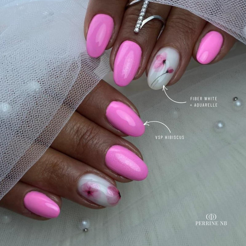 Pose d'ongles avec le vernis semi permanent Hibiscus