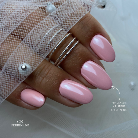 Pose d'ongles avec le vernis semi permanent Camelia