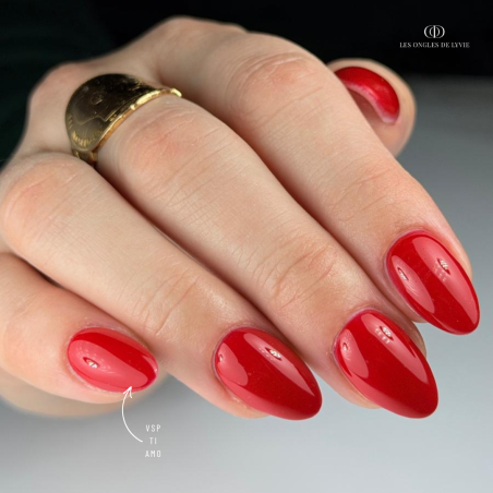Pose réalisée avec le vernis semi-permanent Ti Amo, rouge intense